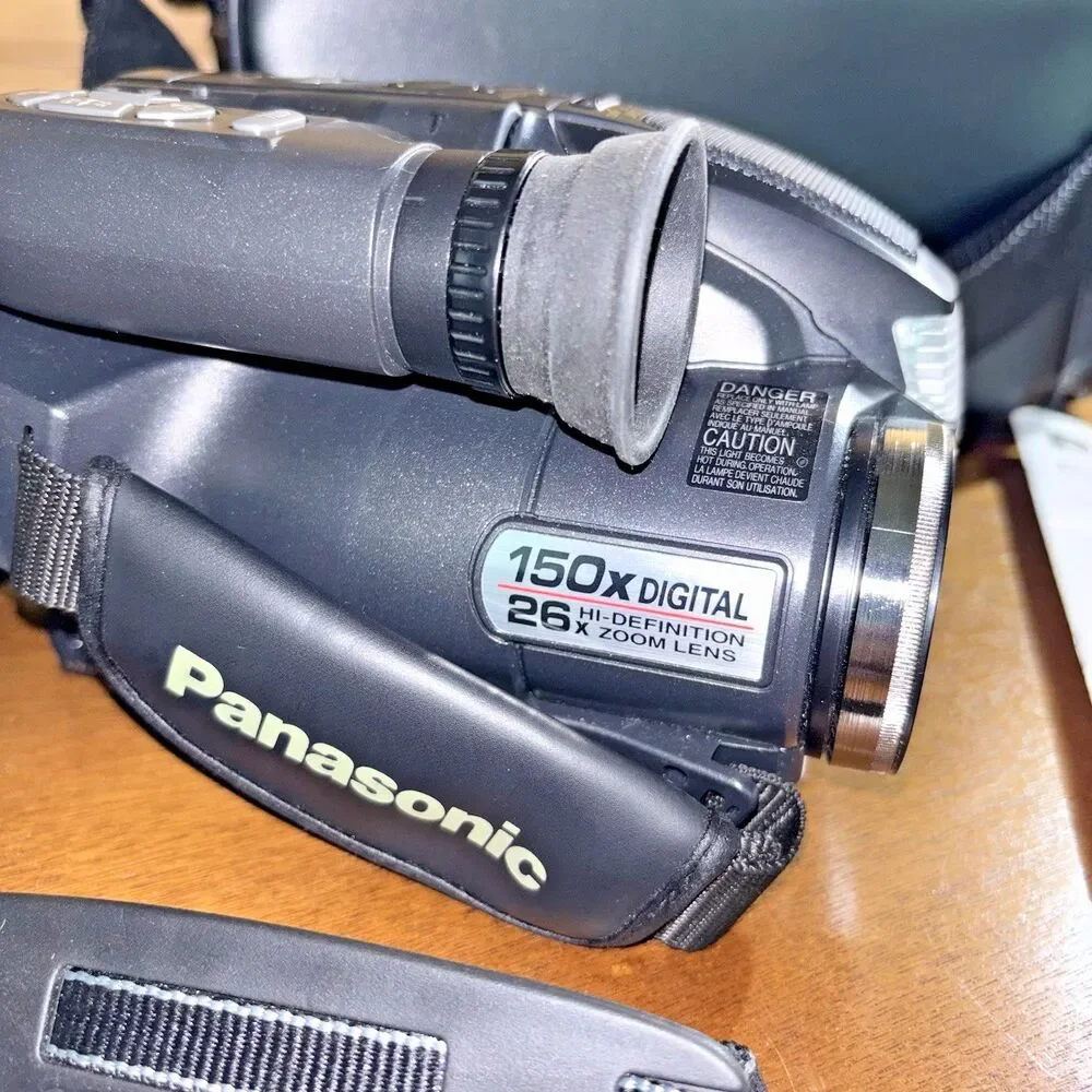 Panasonic PV-L559 VHS-C Analog Camcorder Parts Only Camera, Bag, Manuel Included